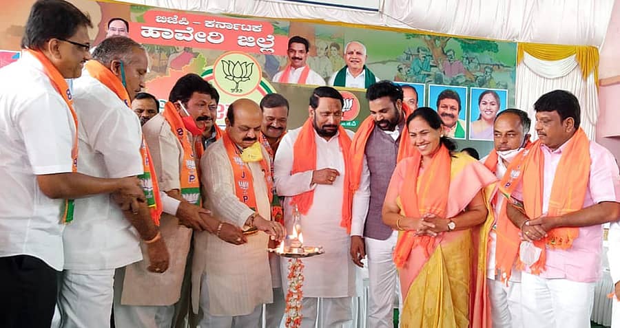 ಹಾವೇರಿ ನಗರದ ಮಾಗಾವಿ ಕಲ್ಯಾಣ ಮಂಟಪದಲ್ಲಿ ಸೋಮವಾರ ‘ಜನಸೇವಕ ಸಮಾವೇಶ’ವನ್ನು ಉದ್ಘಾಟಿಸಲಾಯಿತು. ಉಪಮುಖ್ಯಮಂತ್ರಿ ಲಕ್ಷ್ಮಣ ಸವದಿ, ಸಚಿವರಾದ ಬಸವರಾಜ ಬೊಮ್ಮಾಯಿ, ಬಿ.ಸಿ.ಪಾಟೀಲ, ಶ್ರೀರಾಮುಲು ಹಾಗೂ ಸಂಸದೆ ಶೋಭಾ ಕರಂದ್ಲಾಜೆ ಇದ್ದಾರೆ