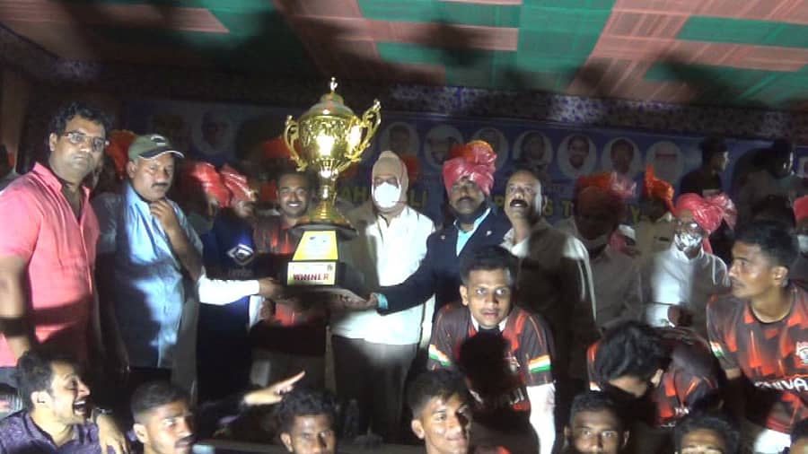 ಚಿಂಚಲಿಯಲ್ಲಿ ಆಯೋಜಿಸಿದ್ದ ರಾಷ್ಟ್ರಮಟ್ಟದ ಫುಟ್ಬಾಲ್ ಟೂರ್ನಿಯಲ್ಲಿ ವಿಜೇತ ತಂಡಕ್ಕೆ ವಿಧಾನಪರಿಷತ್ ಸದಸ್ಯ ವಿವೇಕರಾವ ಪಾಟೀಲ ಟ್ರೋಫಿ ವಿತರಿಸಿದರು