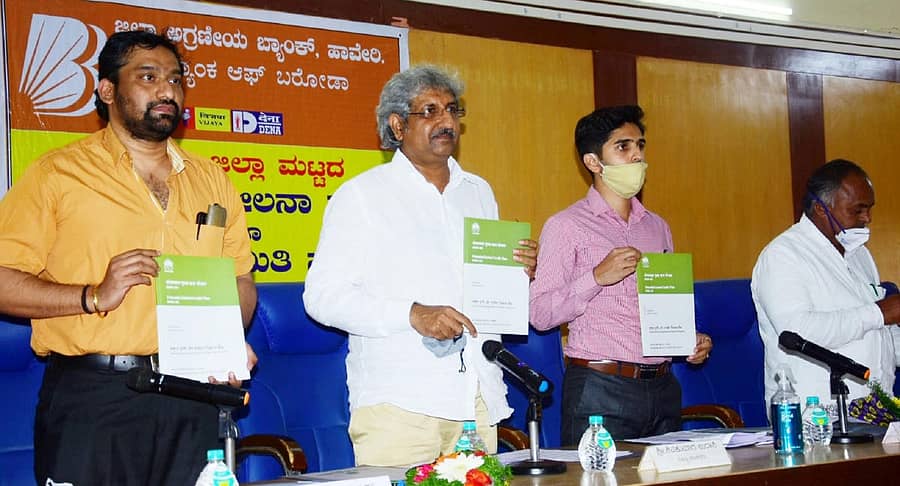 ಹಾವೇರಿ ಜಿಲ್ಲಾ ಪಂಚಾಯಿತಿ ಸಭಾಂಗಣದಲ್ಲಿ ಸೋಮವಾರ ನಡೆದ ಜಿಲ್ಲಾ ಮಟ್ಟದ ಪ್ರಗತಿ ಪರಿಶೀಲನಾ ಸಭೆಯಲ್ಲಿ ಸಂಸದ ಶಿವಕುಮಾರ ಉದಾಸಿ ಅವರು ಕಿರು ಹೊತ್ತಿಗೆಯೊಂದನ್ನು ಬಿಡುಗಡೆ ಮಾಡಿದರು. ಸಿಇಒ ಮೊಹಮ್ಮದ್ ರೋಶನ್ ಇದ್ದಾರೆ