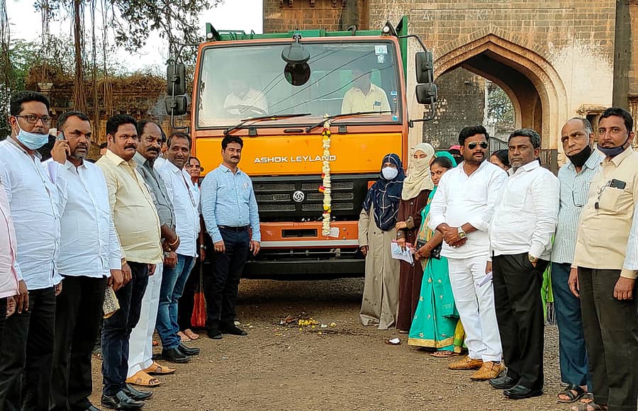 ಬಸವಕಲ್ಯಾಣ ನಗರಸಭೆಯಲ್ಲಿ ಸೋಮವಾರ ನಡೆದ ಸಾಮಾನ್ಯ ಸಭೆಯ ನಂತರ ಕಸ ವಿಲೇವಾರಿಯ ಹೊಸ ವಾಹನಕ್ಕೆ ಅಧ್ಯಕ್ಷೆ ನಾಹಿದಾ ಸುಲ್ತಾನಾ ಪೂಜೆ ಸಲ್ಲಿಸಿದರು. ಉಪಾಧ್ಯಕ್ಷೆ ಮೀನಾ ಗೋಡಬೋಲೆ ಇದ್ದರು