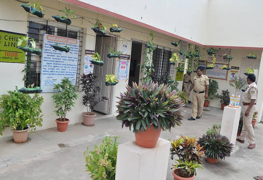 ಯಾದಗಿರಿಯ ಮಹಿಳಾ ಪೊಲೀಸ್ ಠಾಣೆಯಲ್ಲಿ ತೂಗು ಹಾಕಿರುವ ಅಲಂಕಾರಿಕ ಬಳ್ಳಿಗಳು