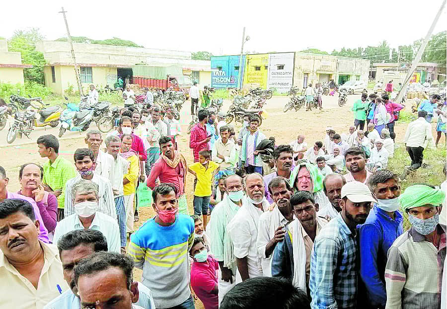 ಹೊಸದುರ್ಗದ ರಾಗಿ ಖರೀದಿ ಕೇಂದ್ರದಲ್ಲಿ ಸೋಮವಾರ ಹೆಸರು ನೋಂದಾಯಿಸಲು ಬಂದಿದ್ದ ರೈತರು