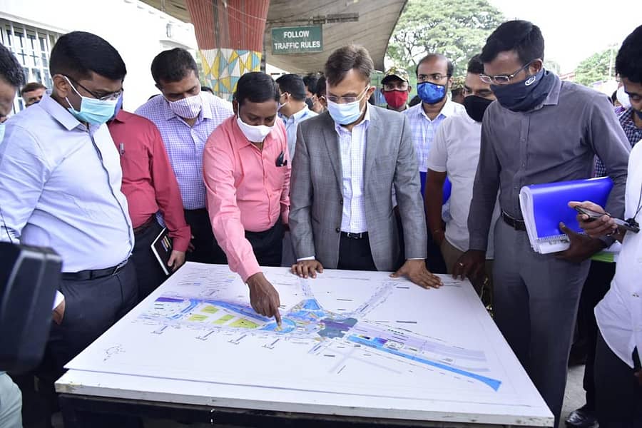 ಕೆ.ಆರ್‌.ಮಾರುಕಟ್ಟೆ ಅಭಿವೃದ್ಧಿಗಾಗಿ ಸ್ಮಾರ್ಟ್ ಸಿಟಿ ಯೋಜನೆಯಡಿ ಕೈಗೆತ್ತಿಕೊಂಡಿರುವ ಕಾಮಗಾರಿಗಳ ನೀಲನಕ್ಷೆಯನ್ನು ಗೌರವ್‌ ಗುಪ್ತ ಸೋಮವಾರ ಪರಿಶೀಲಿಸಿದರು