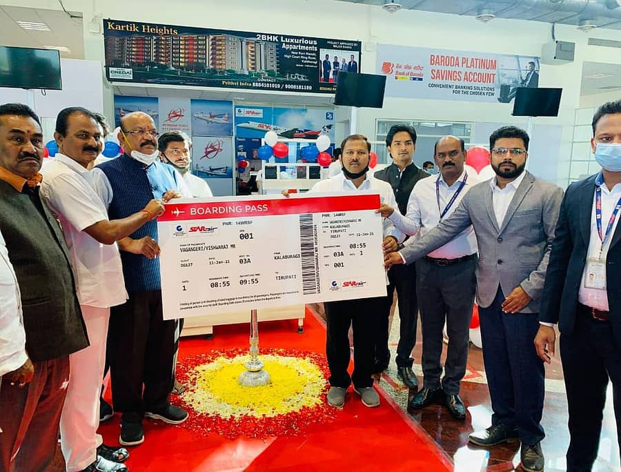 ಕಲಬುರ್ಗಿ–ತಿರುಪತಿ ಮಧ್ಯದ ವಿಮಾನ ಸಂಚಾರಕ್ಕೆ ಪ್ರಯಾಣಿಕರೊಬ್ಬರಿಗೆ ಬೋರ್ಡಿಂಗ್ ಪಾಸ್ ನೀಡುವ ಮೂಲಕ ಸಂಸದ ಡಾ.ಉಮೇಶ ಜಾಧವ ಚಾಲನೆ ನೀಡಿದರು