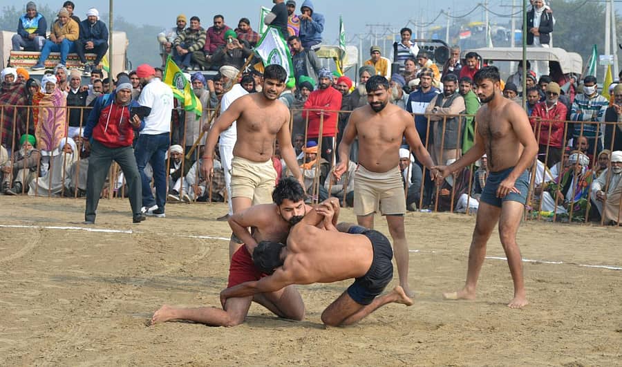 ಪ್ರತಿಭಟನೆ ನಡೆಯುತ್ತಿರುವ ದೆಹಲಿಯ ಟಿಕ್ರಿ ಗಡಿಯಲ್ಲಿ ಮಂಗಳವಾರ ಕುಸ್ತಿ ಸ್ಪರ್ಧೆ ಏರ್ಪಡಿಸಲಾಗಿತ್ತು –ಪಿಟಿಐ ಚಿತ್ರ