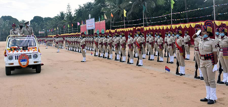ಮೈಸೂರಿನ ಸಿಎಆರ್ ಮೈದಾನದಲ್ಲಿ ಮಂಗಳವಾರ 5ನೇ ತಂಡದ ಮಹಿಳಾ ಕಾನ್ಸ್ಟೆಬಲ್, ರೈಲ್ವೇಸ್, ಕೆಎಸ್ಐಎಸ್ಎಫ್ ಹಾಗೂ 2ನೇ ತಂಡದ ಮಹಿಳಾ ಕಾನ್ಸ್ಟೆಬಲ್ ಪ್ರಶಿಕ್ಷಣಾರ್ಥಿಗಳಿಂದ ಐಜಿಪಿ ವಿಫುಲ್ಕುಮಾರ್ ಗೌರವ ವಂದನೆ ಸ್ವೀಕರಿಸಿದರು