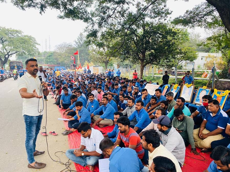 ಮಂಗಳವಾರ ಕಾರ್ಖಾನೆ ಎದುರು ನಡೆದ ಪ್ರತಿಭಟನೆಯಲ್ಲಿ ಟೊಯೊಟಾ ಕಿರ್ಲೋಸ್ಕರ್ ಮೋಟಾರ್ಸ್ ಕಾರ್ಮಿಕ ಸಂಘದ ಅಧ್ಯಕ್ಷ ಪ್ರಸನ್ನಕುಮಾರ್ ಚಕ್ಕೆರೆ ಮಾತನಾಡಿದರು