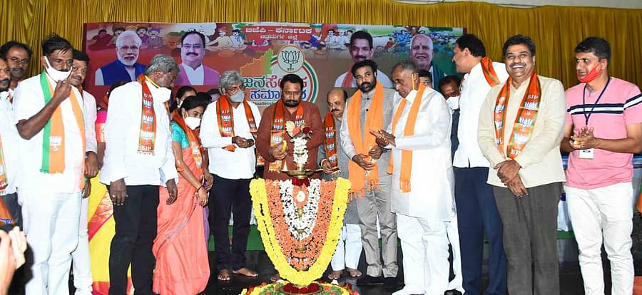 ಚಿತ್ರದುರ್ಗದಲ್ಲಿ ಮಂಗಳವಾರ ಆಯೋಜಿಸಿದ್ದ ಜನಸೇವಕ ಸಮಾವೇಶವನ್ನು ಉಪಮುಖ್ಯಮಂತ್ರಿ ಲಕ್ಷ್ಮಣ ಸವದಿ ಉದ್ಘಾಟಿಸಿದರು. ಬಿಜೆಪಿ ಮುಖಂಡ ಜಿ.ಎಂ.ಸುರೇಶ್, ಶಾಸಕರಾದ ಎಂ.ಚಂದ್ರಪ್ಪ, ಕೆ.ಪೂರ್ಣಿಮಾ, ಸಂಸದ ಶಿವಕುಮಾರ ಉದಾಸಿ, ಗೃಹ ಸಚಿವ ಬಸವರಾಜ ಬೊಮ್ಮಾಯಿ, ಜಿಲ್ಲಾ ಉಸ್ತುವಾರಿ ಸಚಿವ ಬಿ.ಶ್ರೀರಾಮುಲು, ಶಾಸಕ ಜಿ.ಎಚ್.ತಿಪ್ಪಾರೆಡ್ಡಿ, ಲಿಂಗಮೂರ್ತಿ, ಟಿ.ಜಿ.ನರೇಂದ್ರ ನಾಥ್ ಇದ್ದಾರೆ.