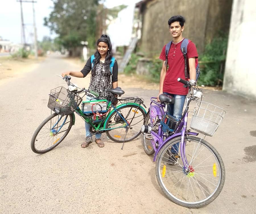 ತಾವು ಅಭಿವೃದ್ಧಿ ಪಡಿಸಿದ ಬ್ಯಾಟರಿ ಚಾಲಿತ ಸೈಕಲ್ಗಳೊಂದಿಗೆ ವಿದ್ಯಾರ್ಥಿಗಳಾದ ತನ್ವಿ ವಿನಾಯಕ ಚಿಪ್ಕರ್ ಹಾಗೂ ಕುನಾಲ್ ಜಗದೀಶ ನಾಯ್ಕ
