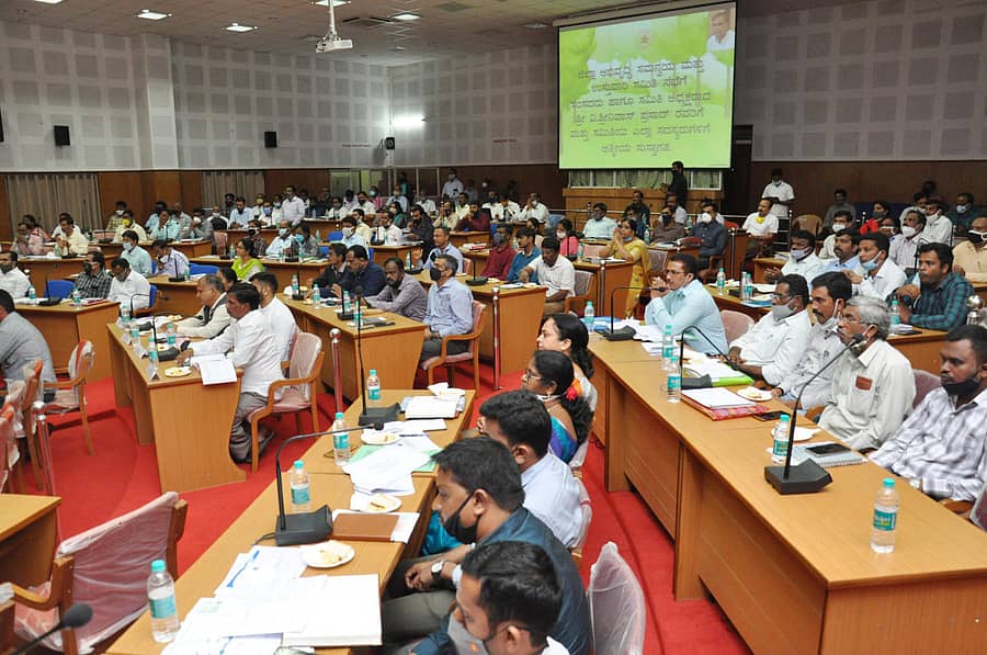 ಸಭೆಯಲ್ಲಿ ವಿವಿಧ ಇಲಾಖೆಗಳ ಅಧಿಕಾರಿಗಳು ಭಾಗವಹಿಸಿದ್ದರು