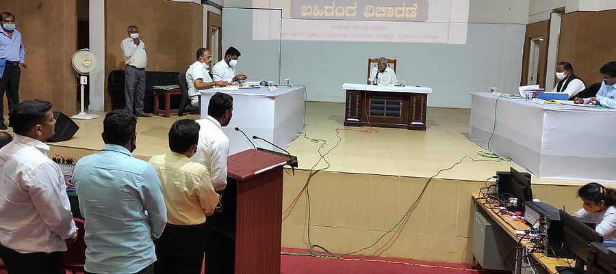 ಮಂಗಳವಾರ ಜಿಲ್ಲಾಧಿಕಾರಿ ಕಚೇರಿ ಸಭಾಂಗಣದಲ್ಲಿ ರಾಜ್ಯ ಹಿಂದುಳಿದ ವರ್ಗಗಳ ಆಯೋಗದ ಅಧ್ಯಕ್ಷ ಕೆ.ಜಯಪ್ರಕಾಶ್ ಹೆಗ್ಡೆ ಅವರ ಅಧ್ಯಕ್ಷತೆಯಲ್ಲಿ ಬಹಿರಂಗ ವಿಚಾರಣೆ ನಡೆಯಿತು.