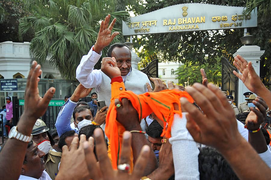 ರಾಜಭವನದ ಹೊರಗೆ ಎಂಟಿಬಿ ನಾಗರಾಜ್ ಅವರ ಸಂಭ್ರಮಾಚರಣೆ