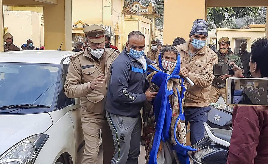 ಬದಾಂಯು ಸಾಮೂಹಿಕ ಅತ್ಯಾಚಾರ ಪ್ರಕರಣದ ಆರೋಪಿ ಸತ್ಯನಾರಯಣನ್ ಕರೆದೊಯ್ಯುತ್ತಿರುವ ಪೊಲೀಸರು