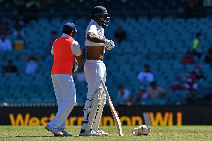 ಸಿಡ್ನಿ ಟೆಸ್ಟ್‌ನಲ್ಲಿ ಬ್ಯಾಟಿಂಗ್ ಮಾಡುವಾಗ ಬೆನ್ನುನೋವಿಗೆ ಪ್ರಥಮ ಚಿಕಿತ್ಸೆ ಪಡೆದ ಆರ್. ಅಶ್ವಿನ್ –ಎಎಫ್‌ಪಿ ಚಿತ್ರ