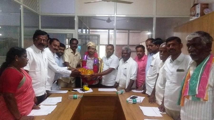 ಕೋಲಾರ ಮತ್ತು ಚಿಕ್ಕಬಳ್ಳಾಪುರ ಜಿಲ್ಲೆಯ ಪಿಎಲ್‌ಡಿ ಬ್ಯಾಂಕ್ ನಿರ್ದೇಶಕರಾಗಿ ಎರಡನೇ ಬಾರಿಗೆ ಆಯ್ಕೆಯಾದ ಸೊಣ್ಣಿಗೌಡ ಅವರನ್ನು ಮುಳಬಾಗಿಲು ನಗರದಲ್ಲಿ ಸನ್ಮಾನಿಸಲಾಯಿತು