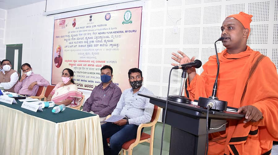 ಕಾರ್ಯಕ್ರಮದಲ್ಲಿ ಸ್ವಾಮಿ ಶಾಂತಿವ್ರತಾನಂದಜಿ ಮಹಾರಾಜ್ ಮಾತನಾಡಿದರು. ಎಸ್.ಸಿದ್ದರಾಮಪ್ಪ, ಡಾ.ಎಂ.ಪಿ.ಸದಾಶಿವ, ಡಾ.ಬಿ.ಆರ್.ಜಯಕುಮಾರಿ, ಎನ್.ಸಂತೋಷ್, ಡಾ.ಎ.ಜಿ.ಧರ್ಮೇಶ್ ಇದ್ದರು