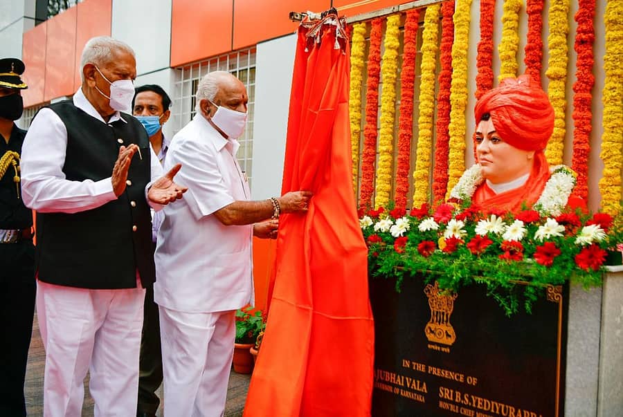 ರಾಜಭವನದ ಆವರಣದಲ್ಲಿ ನಿರ್ಮಿಸಲಾಗಿರುವ ಸ್ವಾಮಿ ವಿವೇಕಾನಂದರ ಭವನ ಹಾಗೂ ವಿವೇಕಾನಂದರ ಪ್ರತಿಮೆಯನ್ನು ರಾಜ್ಯಪಾಲ ವಜುಭಾಯಿ ವಾಲಾ , ಮುಖ್ಯಮಂತ್ರಿ ಬಿ.ಎಸ್.ಯಡಿಯೂರಪ್ಪ ಉದ್ಘಾಟಿಸಿದರು –ಪ್ರಜಾವಾಣಿ ಚಿತ್ರ