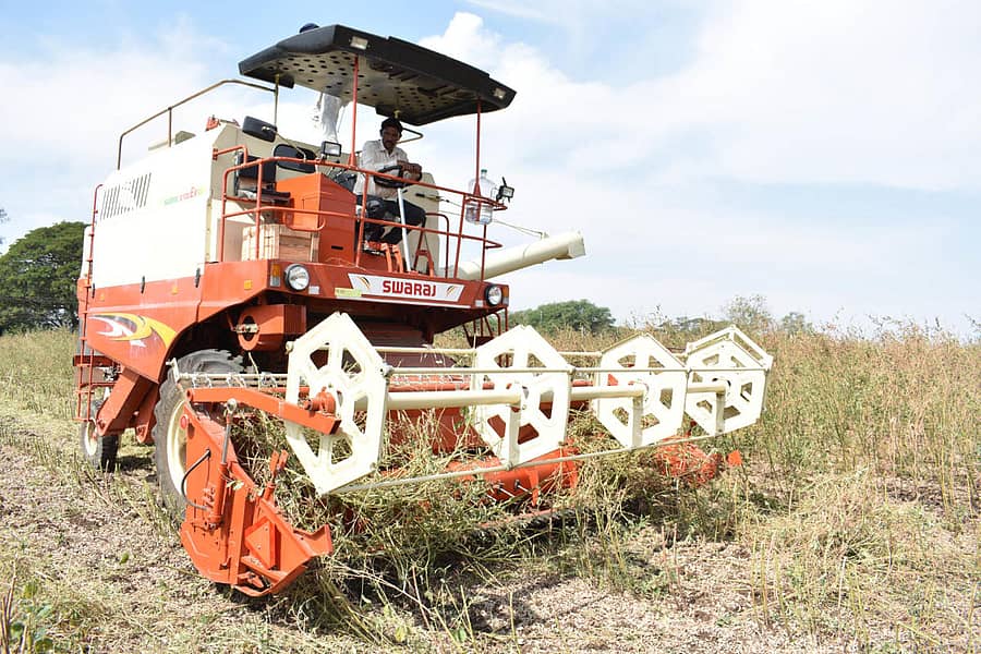 ಚಿಂಚೋಳಿಯ ಗುರುರಾಜ ಪತ್ತಾರ ಅವರ ಹೊಲದಲ್ಲಿ ಮಂಗಳವಾರ ಯಂತ್ರದ ಮೂಲಕ ತೊಗರಿ ಕಟಾವು ಮಾಡಲಾಯಿತು