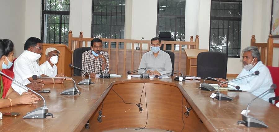 ಯಾದಗಿರಿಯಲ್ಲಿ ಜರುಗಿದ ಪೂರ್ವಭಾವಿ ಸಭೆಯಲ್ಲಿ ಹೆಚ್ಚುವರಿ ಜಿಲ್ಲಾಧಿಕಾರಿ ಪ್ರಕಾಶ್ ಜಿ.ರಜಪೂತ್ ಮಾತನಾಡಿದರು