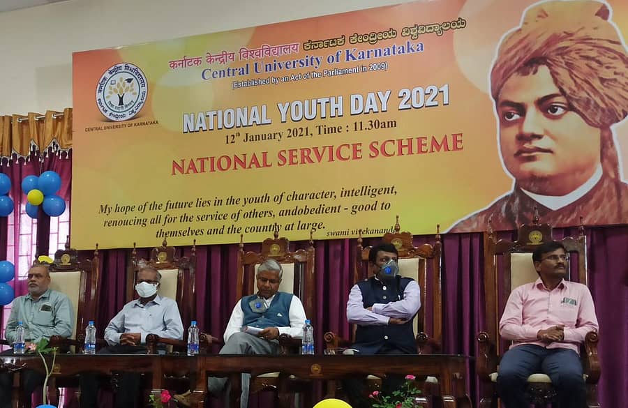 ಕರ್ನಾಟಕ ಕೇಂದ್ರೀಯ ವಿ.ವಿ.ಯಲ್ಲಿ ಆಯೋಜಿಸಿದ್ದ ಸ್ವಾಮಿ ವಿವೇಕಾನಂದ ಜಯಂಂತಿ ಕಾರ್ಯಕ್ರಮದಲ್ಲಿ ಹಂಗಾಮಿ ಕುಲಪತಿ ಪ್ರೊ.ಎಂ.ವಿ. ಅಳಗವಾಡಿ, ಪ್ರೊ.ಮುಷ್ತಾಕ್ ಅಹ್ಮದ್ ಐ. ಪಟೇಲ್, ಸಿಒಇ ಶಿವಾನಂದಂ, ಪ್ರೊ.ಬಿ.ಆರ್. ಕೆರೂರ ಇತರರು ಇದ್ದರು