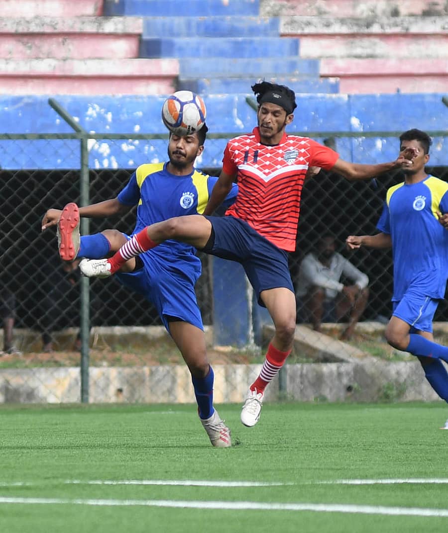 ಎಡಿಇ ಎಫ್‌ಸಿ ತಂಡದ ರಾಯಲ್ ವಾಸ್ಕರ್‌ (ಎಡ) ಹಾಗೂ ಬೆಂಗಳೂರು ಇಂಡಿಪೆಂಡೆಂಟ್ಸ್ ಎಫ್‌ಸಿ ತಂಡದ ಮೊಹಮ್ಮದ್ ಶಾಹೀದ್ ಅಫ್ರಿದ್‌ ಎಂ. ಅವರು ಚೆಂಡಿನ ಮೇಲೆ ಹತೋಟಿ ಸಾಧಿಸಲು ಯತ್ನಿಸಿದರು– ಪ್ರಜಾವಾಣಿ ಚಿತ್ರ/ಬಿ.ಎಚ್‌.ಶಿವಕುಮಾರ್‌
