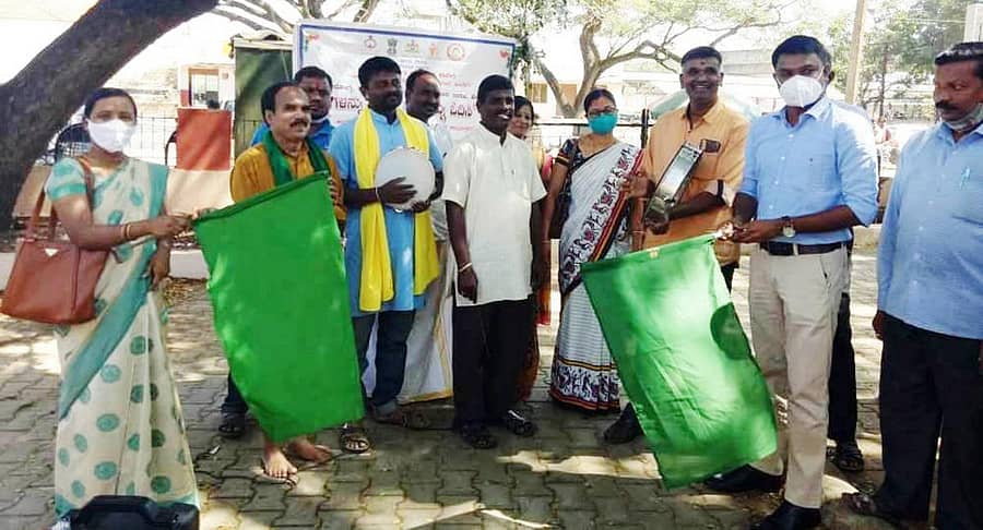 ‘ಮಗಳನ್ನು ಉಳಿಸಿ ಮಗಳನ್ನು ಓದಿಸಿ’ ಯೋಜನೆಯ ಅಂಗವಾಗಿ ಹಾವೇರಿಯಲ್ಲಿ ಮಂಗಳವಾರ ಆಯೋಜಿಸಿದ್ದ ಬೀದಿ ನಾಟಕ ಕಾರ್ಯಕ್ರಮಕ್ಕೆ ಉಪವಿಭಾಗಾಧಿಕಾರಿ ಡಾ.ದಿಲೀಷ್ ಶಶಿ ಚಾಲನೆ ನೀಡಿದರು