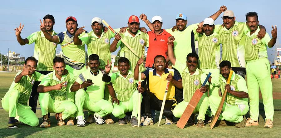 ಹುಬ್ಬಳ್ಳಿಯಲ್ಲಿ ಬುಧವಾರ ನಡೆದ ವಾಯವ್ಯ ಕರ್ನಾಟಕ ರಸ್ತೆ ಸಾರಿಗೆ ಸಂಸ್ಥೆ ವ್ಯಾಪ್ತಿಯ ಅಂತರ ವಿಭಾಗೀಯ ಕ್ರಿಕೆಟ್ ಟೂರ್ನಿಯಲ್ಲಿ ಪ್ರಶಸ್ತಿ ಗೆದ್ದ ಶಿರಸಿ ತಂಡದವರ ಸಂಭ್ರಮ