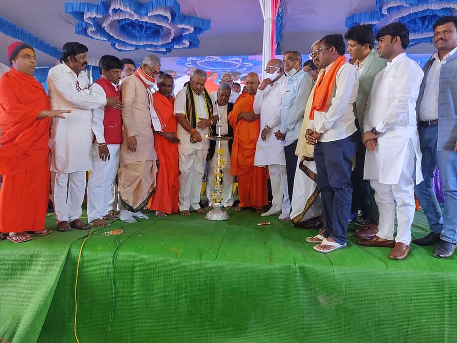 ಜಾಲಹಳ್ಳಿ ಸಮೀಪದ ತಿಂಥಣಿ ಬ್ರಿಜ್ ನ ಕಲಬುರ್ಗಿ ವಿಭಾಗದ ಕನಕಗುರು ಪೀಠದಲ್ಲಿ ಹಮ್ಮಿಕೊಂಡಿರುವ ಹಾಲುಮತ ಸಾಂಸ್ಕೃತಿಕ ಉತ್ಸವ ಕಾರ್ಯಕ್ರಮದ ಎರಡನೇ ದಿನವಾದ ಬುಧವಾರ ನಡೆದ ಟಗರ ಜೋಗಿಗಳ–ಹೆಳವರು–ಕಾಡುಸಿದ್ದಸಮಾವೇಶವನ್ನು ನಗರಾಭಿವೃದ್ಧಿ ಸಚಿವ ಬಸವರಾಜ ಬೈರತಿ ಉದ್ಘಾಟಿಸಿದರು