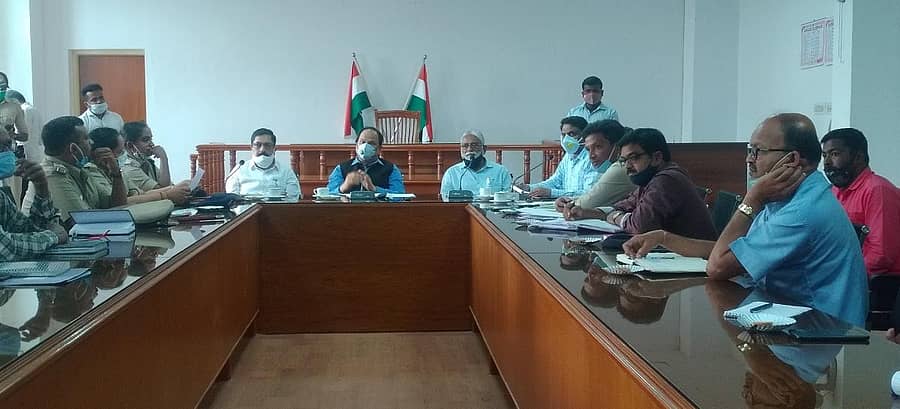 ಚಿಕ್ಕಲ್ಲೂರು ಜಾತ್ರೆಗೆ ಸಂಬಂಧಿಸಿದ ಪೂರ್ವಭಾವಿ ಸಭೆ ಶಾಸಕರಾದ ಆರ್.ನರೇಂದ್ರ, ಎನ್.ಮಹೇಶ್ ಹಾಗೂ ಜಿಲ್ಲಾಧಿಕಾರಿ ಡಾ.ಎಂ.ಆರ್.ರವಿ ಅವರ ನೇತೃತ್ವದಲ್ಲಿ ನಡೆಯಿತು