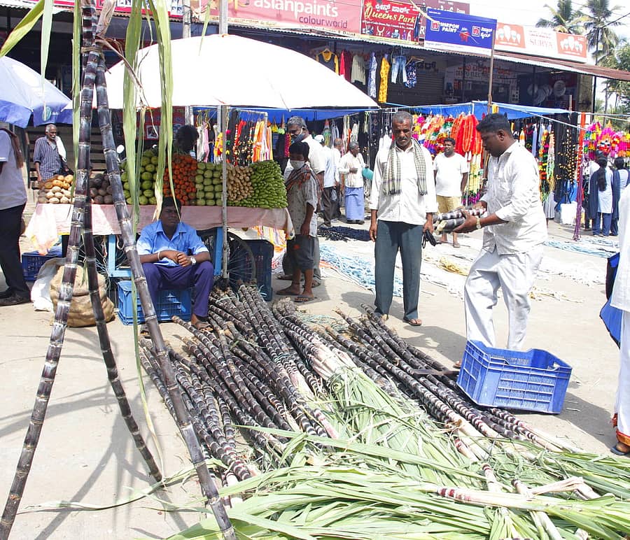 ರಾಮನಗರದ ಹಳೇ ಬಸ್ ನಿಲ್ದಾಣದ ಬಳಿ ಕಬ್ಬು ಖರೀದಿಗೆ ಬಂದ ಗ್ರಾಹಕರು