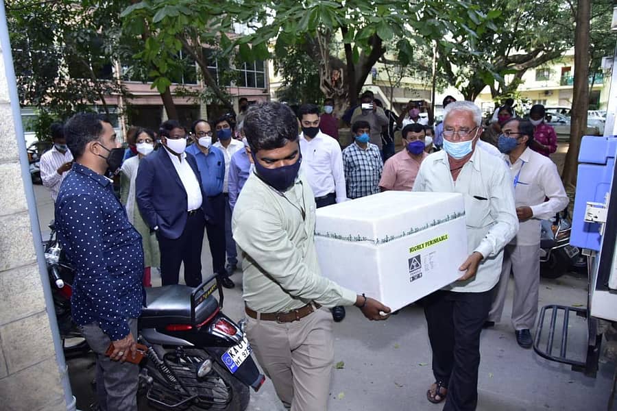 ಬಿಬಿಎಂಪಿ ಸಿಬ್ಬಂದಿ ದಾಸಪ್ಪ ಆಸ್ಪತ್ರೆಯ ದಾಸ್ತಾನು ಕೇಂದ್ರಕ್ಕೆ ಕೋವಿಡ್‌ ಲಸಿಕೆಗಳನ್ನು ಬುಧವಾರ ಕೊಂಡೊಯ್ದರು