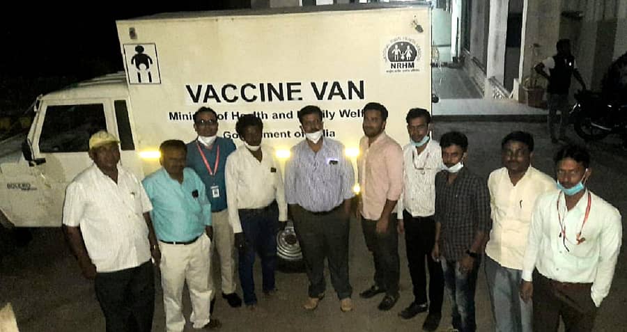 ಬೆಳಗಾವಿಯಿಂದ ಹಾವೇರಿ ಜಿಲ್ಲೆಗೆ ಬುಧವಾರ ರಾತ್ರಿ ಬಂದ ಕೋವಿಡ್ ಲಸಿಕಾ ವಾಹನವನ್ನು ಆರೋಗ್ಯ ಇಲಾಖೆ ಸಿಬ್ಬದಿ ಬರಮಾಡಿಕೊಂಡರು