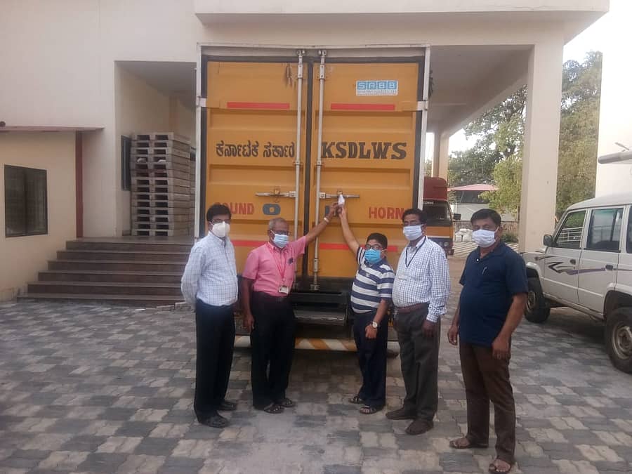 ಕೋವಿಶೀಲ್ಡ್ ಹೊತ್ತು ತಂದ ವಾಹನ ಮಂಗಳೂರಿನ ವ್ಯಾಕ್ಸಿನ್ ಡಿಪೊ ಆವರಣಕ್ಕೆ ಬಂದು ತಲುಪಿತು.