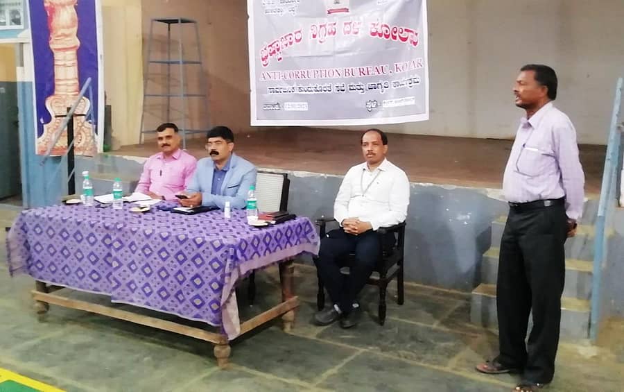 ಕೆಜಿಎಫ್ ರಾಬರ್ಟಸನ್ಪೇಟೆಯಲ್ಲಿ ನಡೆದ ಭ್ರಷ್ಟಾಚಾರ ನಿಗ್ರಹ ದಳದ ಸಭೆಯಲ್ಲಿ ಸಾರ್ವಜನಿಕರೊಬ್ಬರು ಕೆರೆ ಒತ್ತುವರಿ ಬಗ್ಗೆ ಮಾತನಾಡಿದರು