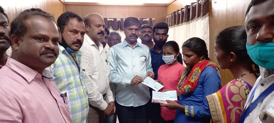 ಚಿಂತಾಮಣಿಯಲ್ಲಿ ಶಾಸಕ ಎಂ.ಕೃಷ್ಣಾರೆಡ್ಡಿ ಸಂತ್ರಸ್ತ ಕುಟುಂಬಕ್ಕೆ ಪರಿಹಾರದ ಚೆಕ್ ವಿತರಿಸಿದರು