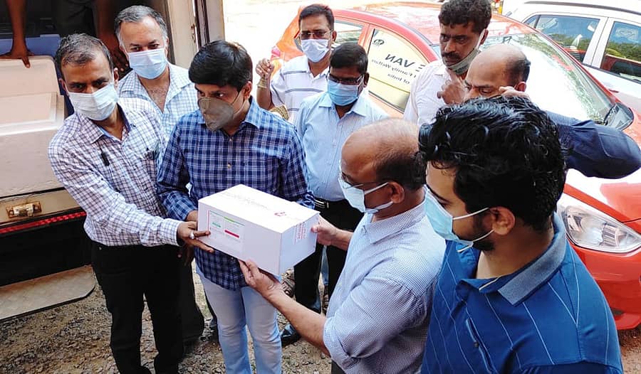 ಗುರುವಾರ ಡಿಎಚ್ಒ ಕಚೇರಿ ಆವರಣಕ್ಕೆ ಬಂದ ಲಸಿಕಾ ವಾಹನದಿಂದ ಲಸಿಕೆಗಳ ಬಾಕ್ಸ್ ಅನ್ನು ಜಿಲ್ಲಾಧಿಕಾರಿ ಜಿ.ಜಗದೀಶ್, ಜಿಲ್ಲಾ ಪಂಚಾಯಿತಿ ಸಿಇಒ ಡಾ.ನವೀನ್ ಭಟ್, ಡಿಎಚ್ಒ ಡಾ.ಸುಧೀರ್ಚಂದ್ರ ಸ್ವೀಕರಿಸಿದರು.
