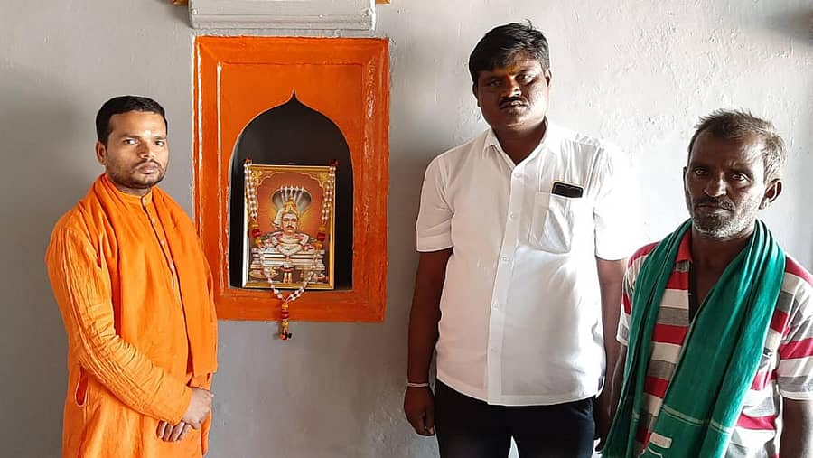 ಹಾವೇರಿಯ ಹೊಸಮಠದ ಬಸವಕೇಂದ್ರದಲ್ಲಿ ಗುರುವಾರ ಶಿವಯೋಗಿ ಸಿದ್ಧರಾಮೇಶ್ವರ ಜಯಂತಿಯನ್ನು ಸರಳವಾಗಿ ಆಚರಿಸಲಾಯಿತು. ಬಸವ ಶಾಂತಲಿಂಗ ಸ್ವಾಮೀಜಿ ಇದ್ದಾರೆ