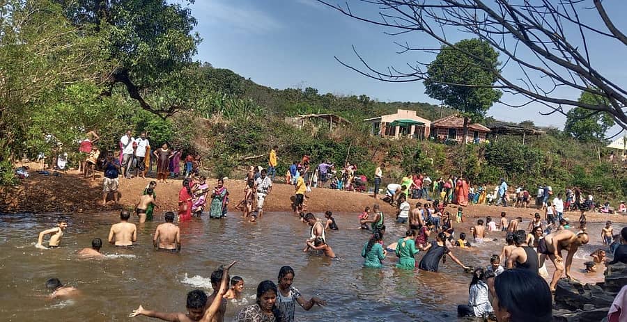 ಬೆಳಗಾವಿ ಜಿಲ್ಲೆ ಖಾನಾಪುರ ತಾಲ್ಲೂಕಿನ ಹೆಬ್ಬಾನಟ್ಟಿಯಲ್ಲಿ ಮಲಪ್ರಭಾ ನದಿಯಲ್ಲಿ ಜನರು ಸಂಕ್ರಾಂತಿ ಅಂಗವಾಗಿ ಗುರುವಾರ ಪುಣ್ಯಸ್ನಾನ ಮಾಡಿದರುಪ್ರಜಾವಾಣಿ ಚಿತ್ರ