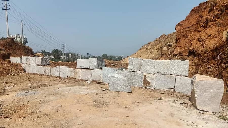 ಹೊಸಪೇಟೆ ತಾಲ್ಲೂಕಿನ ಕಮಲಾಪುರ ಸಮೀಪದ ವಿಜಯನಗರ ಕಾಲದ ಕೋಟೆ ಗೋಡೆ ಮರು ನಿರ್ಮಾಣ ಮಾಡುತ್ತಿರುವುದು