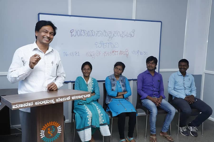 ಬೆಳಗಾವಿಯಲ್ಲಿ ಗುರುವಾರ ನಡೆದ ಬಂಡಾಯ ಸಂಘಟನೆ ಜಿಲ್ಲಾ ವಿದ್ಯಾರ್ಥಿ ಘಟಕದ ಆಯ್ಕೆ ಸಭೆಯಲ್ಲಿ ಡಾ.ಯಲ್ಲಪ್ಪ ಹಿಮ್ಮಡಿ ಮಾತನಾಡಿದರು. ದಿವ್ಯಾ ಕಾಂಬಳೆ, ಅಕ್ಷತಾ ಯಳ್ಳೂರ, ಮಂಜುನಾಥ ಪಾಟೀಲ, ಮಹೇಶ ಶಿಂಗೆ ಇದ್ದಾರೆ