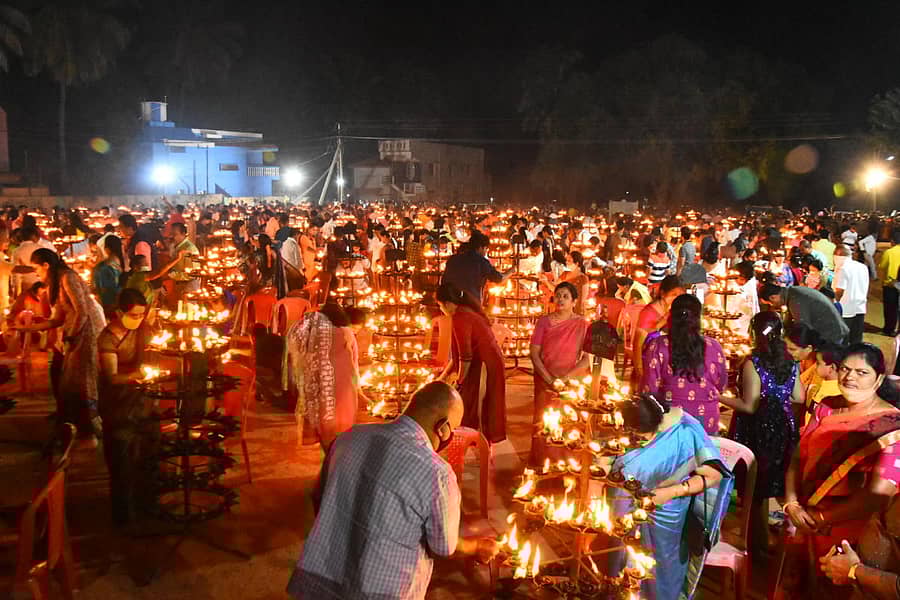 ಚಿತ್ರದುರ್ಗದ ಮೆದೇಹಳ್ಳಿಯ ಅಯ್ಯಪ್ಪಸ್ವಾಮಿ ದೇಗುಲದಲ್ಲಿ ಸಂಕ್ರಾಂತಿಯ ದಿನವಾದ ಗುರುವಾರ ಲಕ್ಷ ದೀಪೋತ್ಸವ ನಡೆಯಿತು.