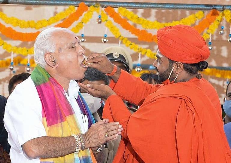 ದಾವಣಗೆರೆ ಜಿಲ್ಲೆಯ ಹರಿಹರದಲ್ಲಿ ಆಯೋಜಿಸಿದ್ದ ವೀರಶೈವ ಲಿಂಗಾಯತ ಪಂಚಮಸಾಲಿ ಹರ ಜಾತ್ರಾ ಮಹೋತ್ಸವ 2021– ಸಂಕ್ರಾಂತಿ ಸಂಭ್ರಮ ಕಾರ್ಯಕ್ರಮದಲ್ಲಿ ಮುಖ್ಯಮಂತ್ರಿ ಬಿ ಎಸ್ ಯಡಿಯೂರಪ್ಪ ಅವರಿಗೆ ಪಂಚಮಸಾಲಿ ಪೀಠದ ವಚನಾನಂದ ಸ್ವಾಮೀಜಿ ಅವರು ಸಂಕ್ರಾಂತಿ ಹಬ್ಬದ ಎಳ್ಳು ಬೆಲ್ಲ ತಿನ್ನಿಸುತ್ತಿರುವುದು –ಪ್ರಜಾವಾಣಿ ಚಿತ್ರ/ ಸತೀಶ ಬಡಿಗೇರ್