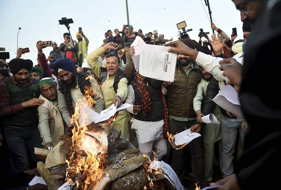 ಕೃಷಿ ಕಾಯ್ದೆಗಳ ರದ್ದತಿಗಾಗಿ ಆಗ್ರಹಿಸಿ ನವದಹೆಲಿಯ ಘಾಜಿಪುರ ಗಡಿಯಲ್ಲಿ ಪ್ರತಿಭಟನೆ ನಡೆಸುತ್ತಿರುವ ರೈತರು ಬುಧವಾರ ಕಾಯ್ದೆಗಳ ಪ್ರತಿಯನ್ನು ಸುಟ್ಟು ಆಕ್ರೋಶ ವ್ಯಕ್ತಪಡಿಸಿದರು.
