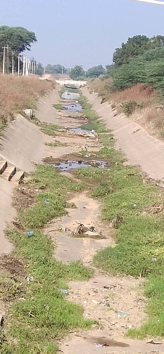 ಮಾನ್ವಿ ತಾಲ್ಲೂಕಿನ ನೀರಮಾನ್ವಿ ಬಳಿ ನೀರಿಲ್ಲದ ಕಾಲುವೆ