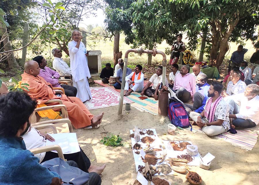 ಸಾವಯವ ಕೃಷಿಕ ನಾರಾಯಣರೆಡ್ಡಿ ಅವರ ತೋಟದಲ್ಲಿ ಕೃಷಿ ವಿಚಾರ ಮಂಥನದಲ್ಲಿ ಭಾಗವಹಿಸಿದ್ದ ರೈತರು