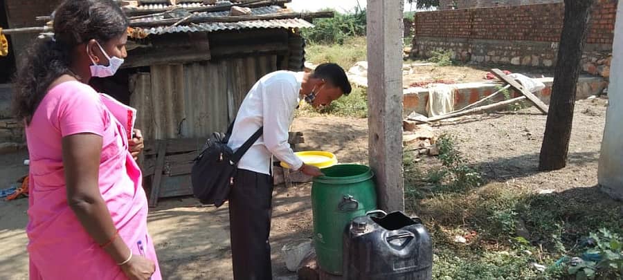 ಲಾರ್ವಾ ಸಮೀಕ್ಷೆ ನಡೆಸುತ್ತಿರುವ ಆರೋಗ್ಯ ಇಲಾಖೆ ಸಿಬ್ಬಂದಿ