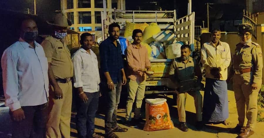 ಆಹಾರ ಇಲಾಖೆಯ ಅಧಿಕಾರಿಗಳು ಹಾಗೂ ಚಿತ್ತವಾಡ್ಗಿ ಪೊಲೀಸರು ಹೊಸಪೇಟೆಯಲ್ಲಿ ಗುರುವಾರ ರಾತ್ರಿ ಪಡಿತರ ಅಕ್ಕಿ ವಶಪಡಿಸಿಕೊಂಡಿದ್ದಾರೆ