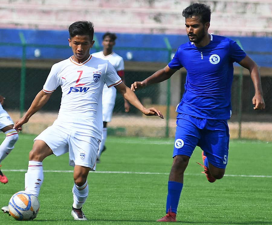 ಬಿಎಫ್ಸಿಯ ಲಾಲ್ಥಾಂಗ್ಲಿಯಾನ (ಎಡ) ಅವರಿಂದ ಚೆಂಡು ಕಸಿದುಕೊಳ್ಳಲು ಯಂಗ್ ಚಾಲೆಂಜರ್ಸ್ನ ಭುವನ್ ಜೋಶಿ ಪ್ರಯತ್ನಿಸಿದರು –ಪ್ರಜಾವಾಣಿ ಚಿತ್ರ