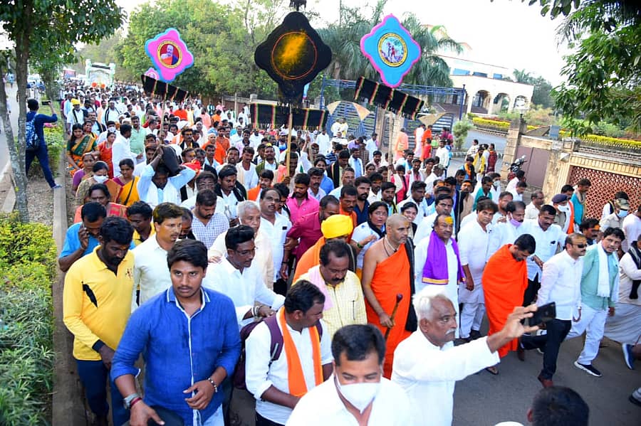 ಬ್ಯಾಡಗಿ ತಾಲ್ಲೂಕು ಕಾಗಿನೆಲೆಯಲ್ಲಿ ಕುರುಬರ ಎಸ್.ಟಿ. ಹೋರಾಟ ಸಮಿತಿಯಿಂದ ಶುಕ್ರವಾರ ಆರಂಭಗೊಂಡ ‘ಐತಿಹಾಸಿಕ ಪಾದಯಾತ್ರೆ’ಯಲ್ಲಿ ಕನಕ ಗುರುಪೀಠದ ನಿರಂಜನಾನಂದಪುರಿ ಸ್ವಾಮೀಜಿ, ಸಚಿವ ಕೆ.ಎಸ್.ಈಶ್ವರಪ್ಪ ಪಾಲ್ಗೊಂಡರು