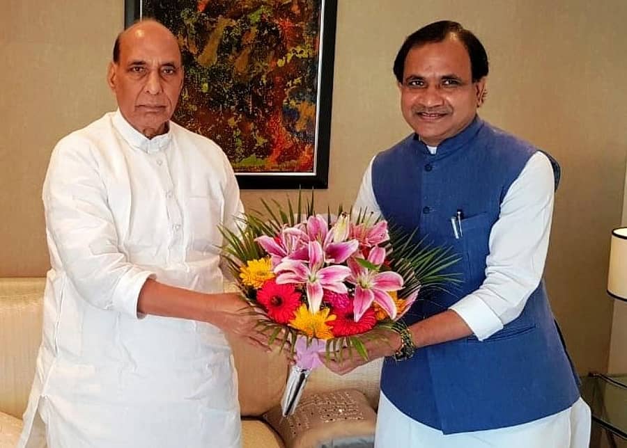 ಸಂಸದ ಭಗವಂತ ಖೂಬಾ ಅವರು ಬೆಂಗಳೂರಿನಲ್ಲಿ ರಕ್ಷಣಾ ಸಚಿವ ರಾಜನಾಥ್ ಸಿಂಗ್ ಅವರನ್ನು ಭೇಟಿ ಮಾಡಿ ಹೂಗುಚ್ಛ ನೀಡಿದರು